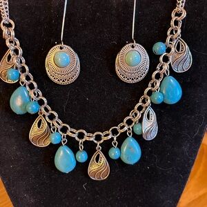 Turquoise like teardrop beads on a silver tone chain and dangle earrings 16”